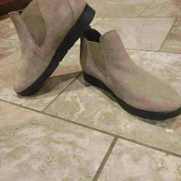 New no tags tan suede slide on Cougar booties sz 8 women,  $18 - Picture 2 of 5